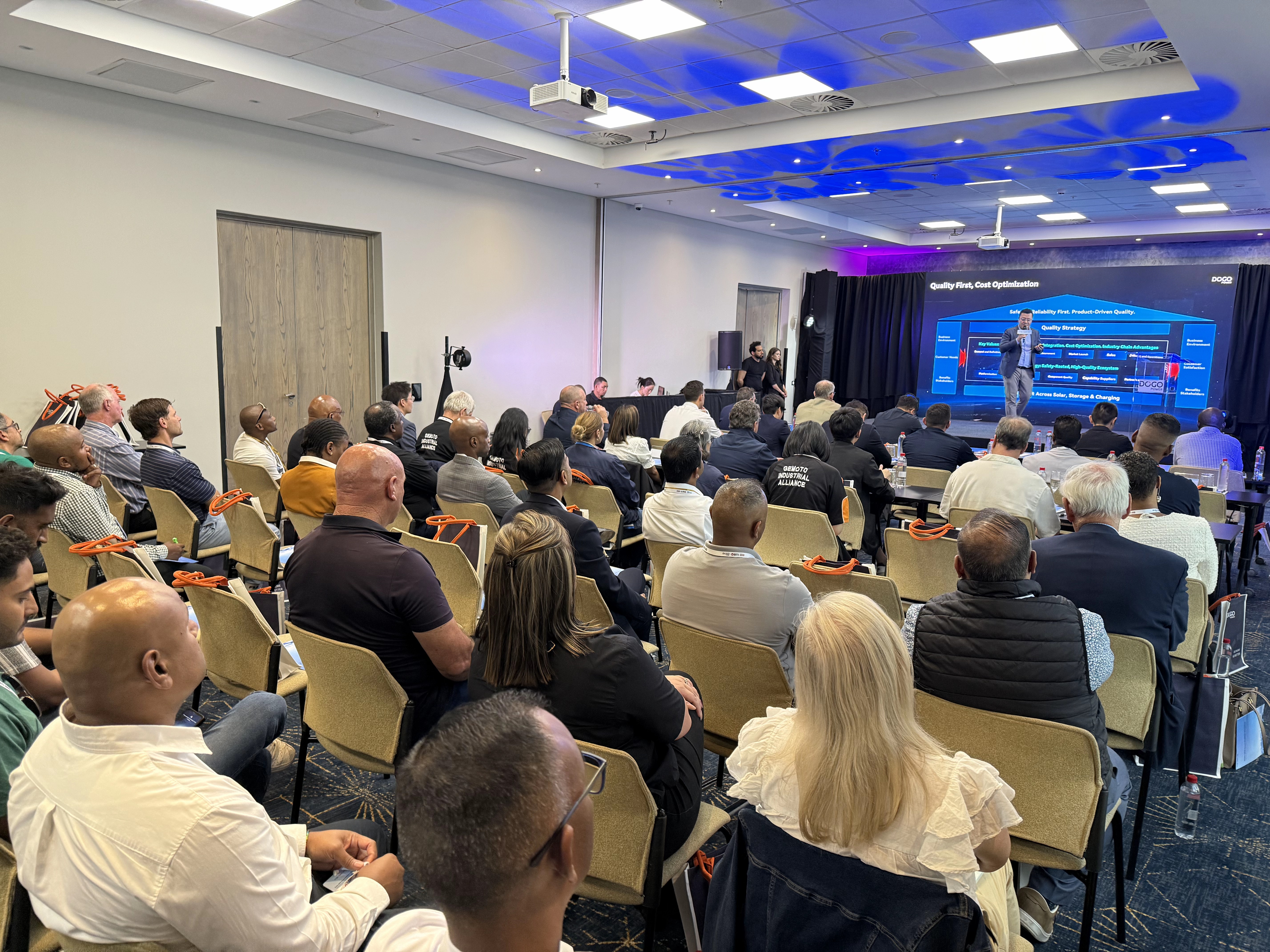 点亮南非|东高未来能源发布全场景构网型储能解决方案